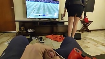 Ibu Tiri Memberikan Blowjob Deepthroat Pada Anak Tiri Sebelum Melakukan Seks Anal Dan Creampie