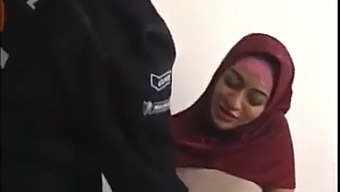Arab Érett Milf Szőrös Bokorral Keményen Megdugva
