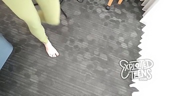 Jeune Fille Mince Avec Des Seins Parfaits Donne Une Fellation Tout En Portant Un Pantalon De Yoga