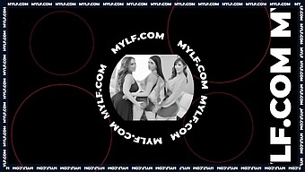 완벽한 엉덩이를 가진 아름다운 Milf가 웹캠에서 섹시한 란제리를 입은 채로 자기 아들을 유혹합니다
