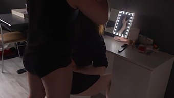 Marido Le Hace Una Mamada A Su Esposa En La Ducha Después De Que Ella Le Pide Que La Tinture
