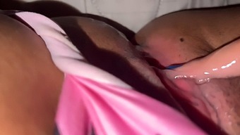 Asiatisk Skønhed Hengiver Sig Til Sensuel Sololeg For Orgasme