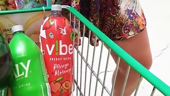 Megjelenítem A Fenekemet Az Üzletben, És Orális Szexet Hajtok Végre Egy Alkalmazotton A Mellékhelyiségben