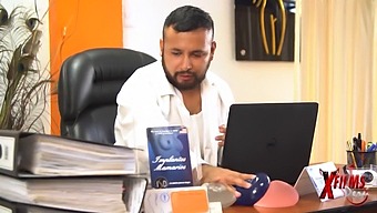 En Peruansk Vårdnadshavare Tar På Sig En Medicinsk Outfit För Att Återuppliva En Kurvig Venezuelansk Kvinna