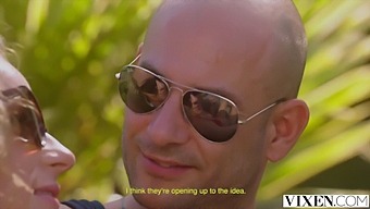 Ebenovinasti Par Uživa V Svojem Swingerskem Načinu Življenja Na Polno