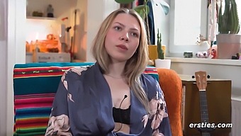 Nelio, A Berlini Dalszerző Egy Olyan Szobában Gyönyörködik, Amit Másokkal Is Megoszt