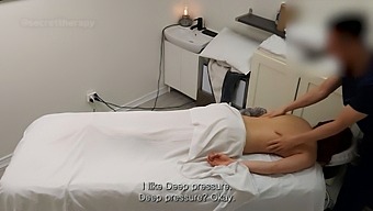 전문적인 마사지가 스파에서 젊은 웨이트리스와 뜨거운 만남으로 변합니다